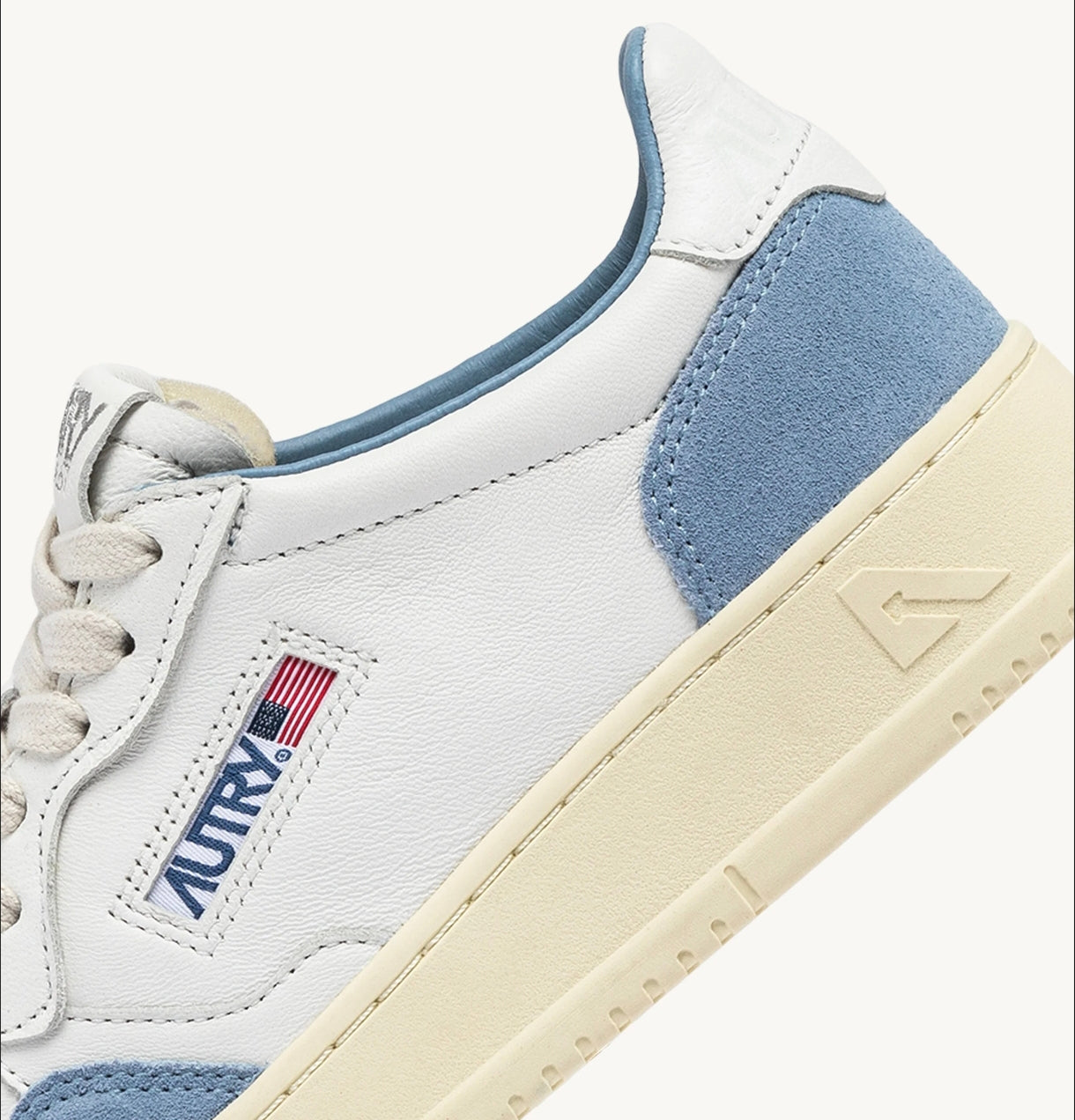 Autry sneakers medalist low in pelle e camoscio bianca e celeste