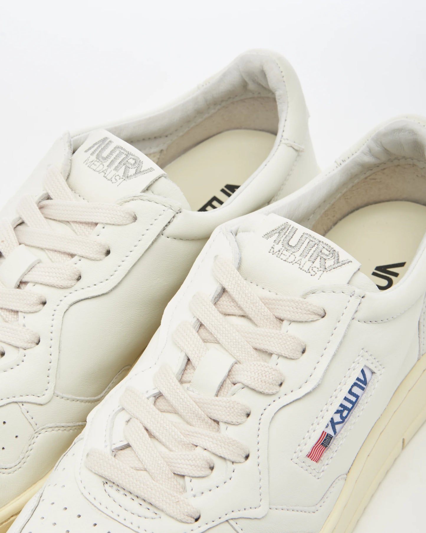 Autry 01 Medalist Low Reverse Limited Edition